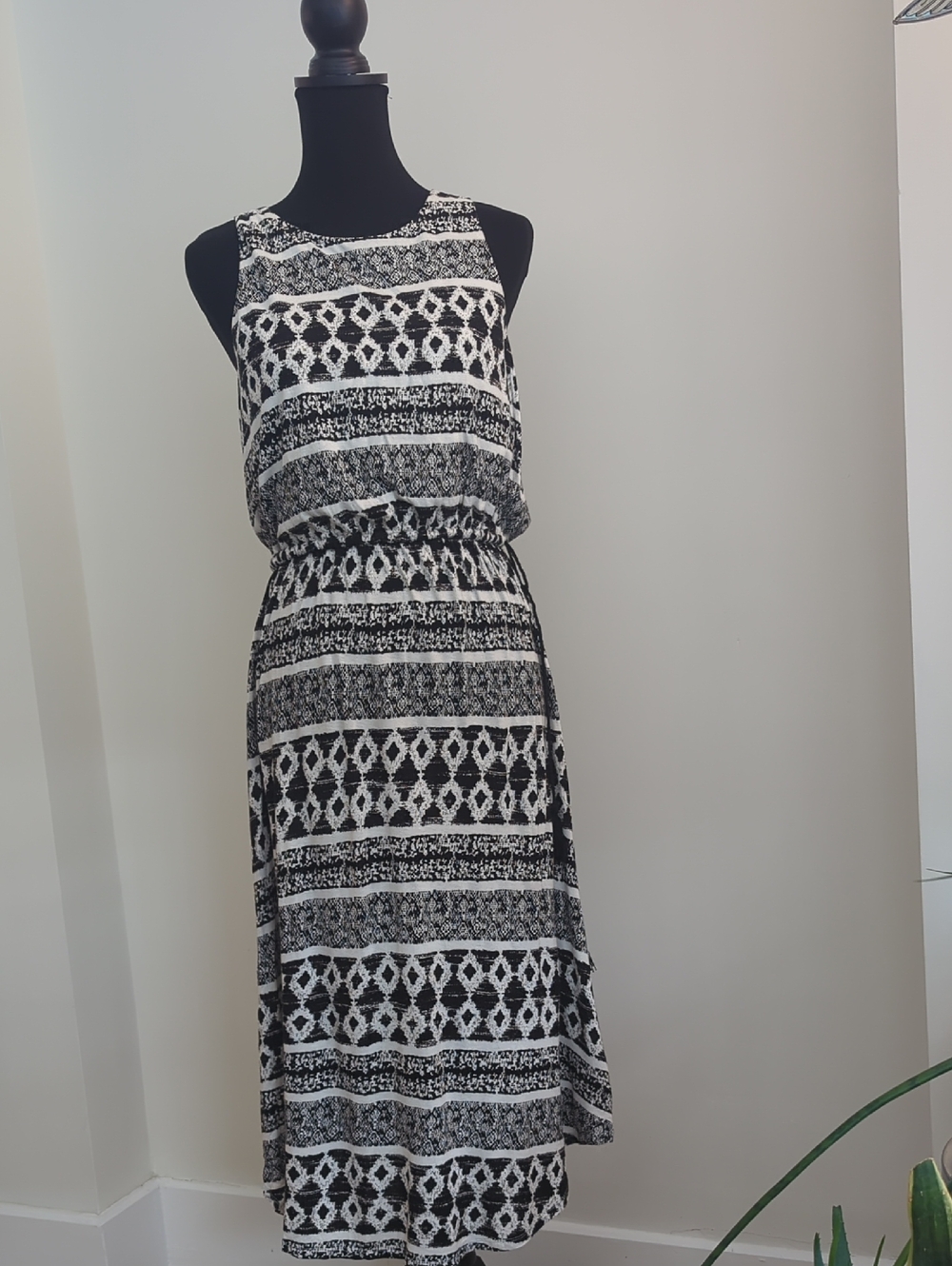 Ann Taylor LOFT Black & White MEDIUM TALL Ikat Printed Sleeveless Midi Dress - Picture 3 of 7